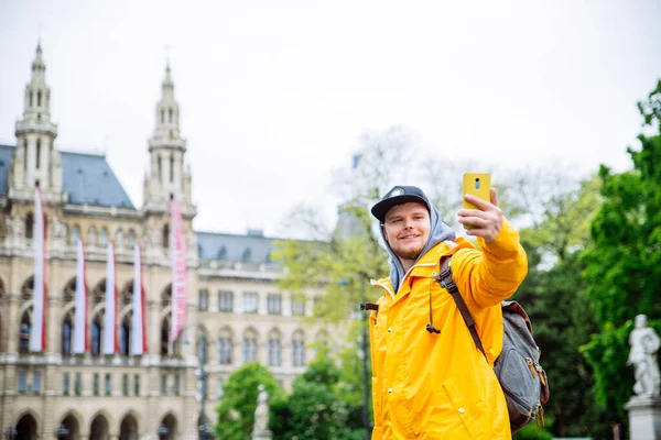 Turista Viaggiatore Uomo Prendere Selfie Telefono Vienna Municipio Sfondo Primavera — Foto Stock