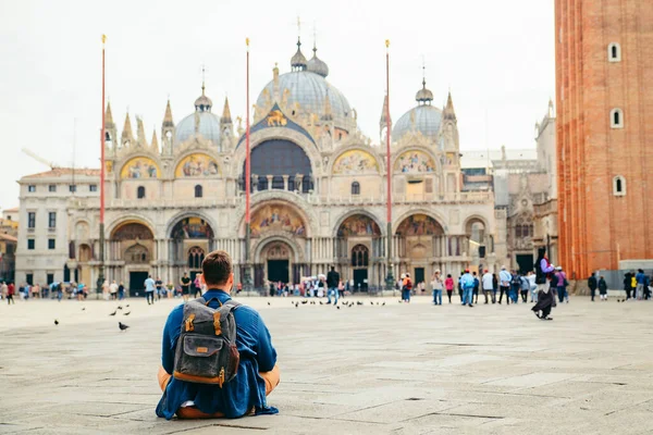 Młody Człowiek Siedzący Ziemi Patrzący Katedrę Marco Bazylika Skopiować Przestrzeń — Zdjęcie stockowe