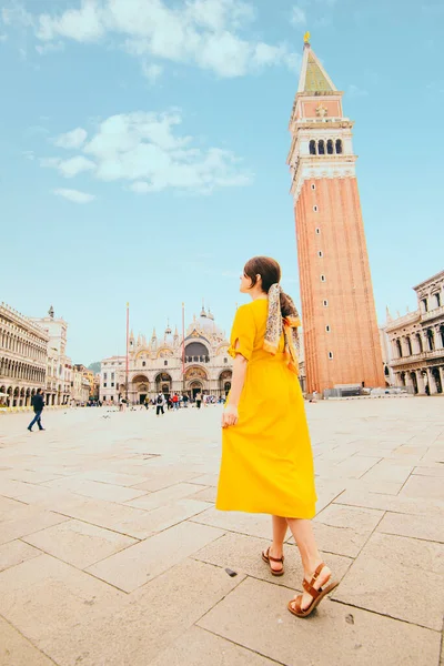 Mulher Elegância Sundress Amarelo Com Saco Palha Andando Por Veneza — Fotografia de Stock