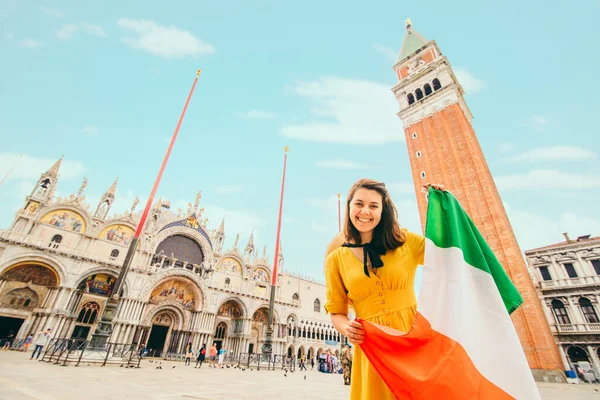 Mulher Com Bandeira Italiana Praça Principal Veneza Santo Marca Basílica — Fotografia de Stock