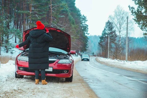 Mulher Pedindo Ajuda Com Carro Quebrado Estrada Inverno Parou Beira — Fotografia de Stock