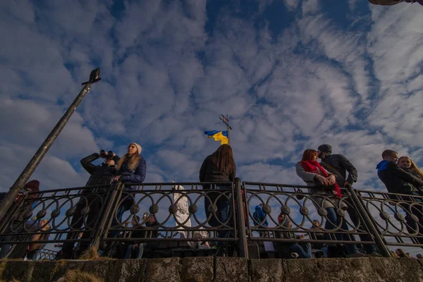 Lviv Ucrânia Março 2018 Pessoas Turistas Espaço Cópia Marco Cidade — Fotografia de Stock