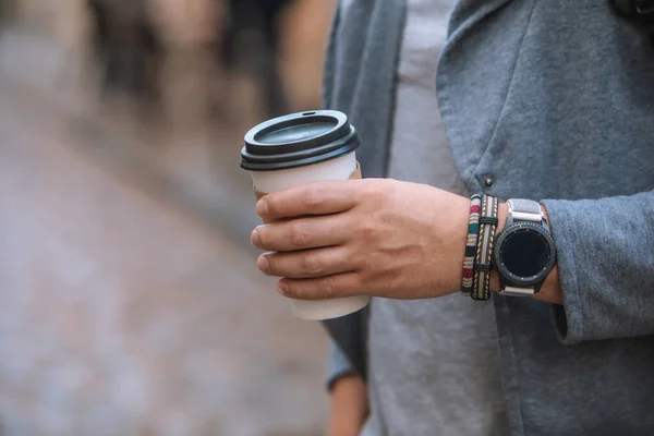 Mão Homem Fechar Segurando Copo Café Descartável Relógio Inteligente Com — Fotografia de Stock