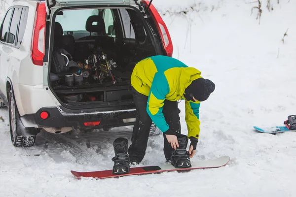 Ember Cserél Rendszeres Csizma Snowboard Parkolóban Közel Autó Életstílus Extrém — Stock Fotó