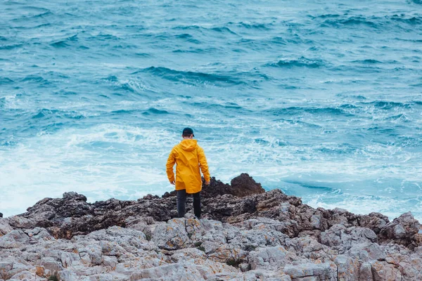 Homem Caminhando Pela Rocha Para Invadir Mar Espaço Cópia — Fotografia de Stock