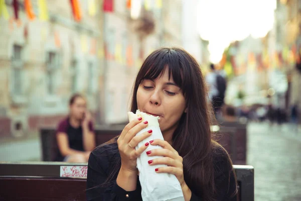 Jong Glimlachen Vrouw Eten Fast Food Buiten Stedelijke Rush Levensstijl — Stockfoto