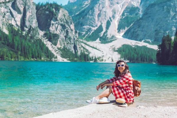 山の湖のビーチに座っている女性夏の風光明媚な風景の景色 — ストック写真