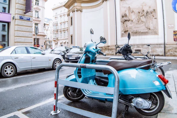 Scooter Azul Ciclomotor Estacionado Rua Cidade Espaço Cópia Lateral — Fotografia de Stock