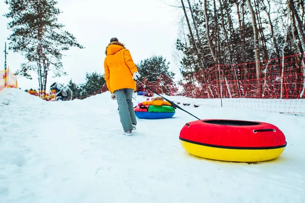 Menschen Die Einen Hügel Hinaufklettern Snowtubing Machen Freizeitaktivitäten Winter — Stockfoto