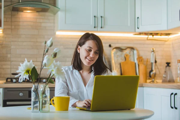 Young Pretty Caucasian Woman Talking Phone Sitting Front Laptop Kitchen — Stock Photo, Image