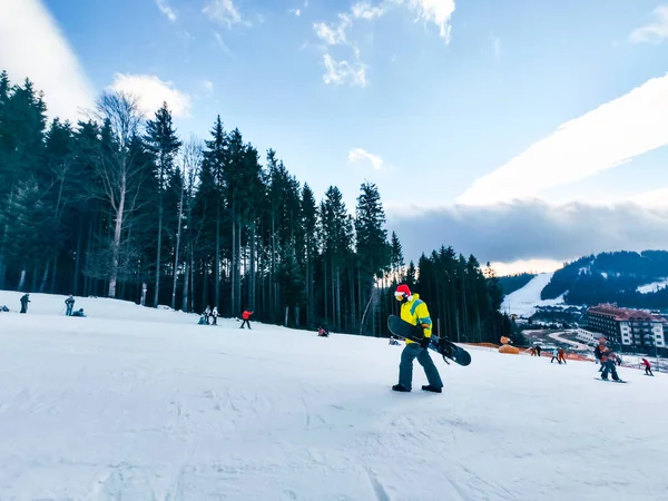 Mann Mit Snowboard Roter Weihnachtsmütze Fuß Durch Verschneite Hügel Winter — Stockfoto