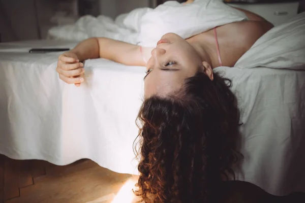 Genç Bayan Sabah Vakti Yatakta Pencerenin Işığından Nazik Güzellik — Stok fotoğraf