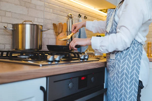 Mujer Freír Pan Vista Cocina Espacio Copia — Foto de Stock