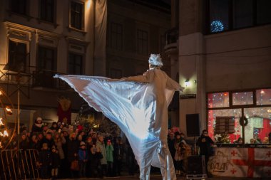 Lviv, Ukrayna - 25 Aralık 2017: Şehir meydanında İsa 'nın doğumu oyunu. Gece vakti.