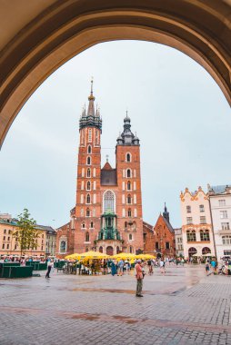 Krakow, Polonya - 16 Haziran 2019: Eski Avrupa pazar karesi seyahat kavramı