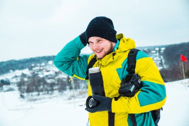 Kameralı fotoğrafçı sıcak çay içiyor. Kış zamanı. Yaşam biçimi