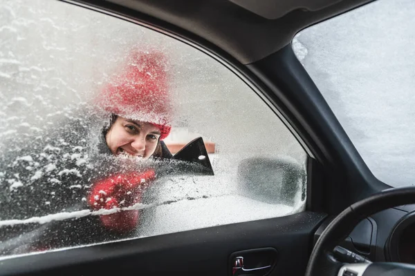 Ung Vacker Kvinna Rengöring Bil Efter Snöstorm Snöstorm — Stockfoto