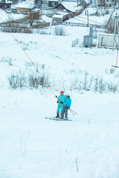 Lviv Ukraine 2019年1月12日 リフトを使って丘に上がる人 スキー — ストック写真