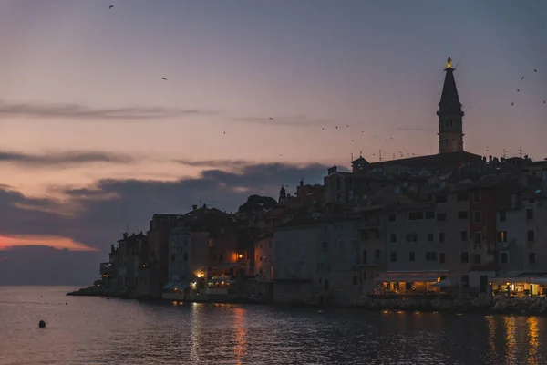 Rovinj Ville Croatie Coucher Soleil Eau Calme Baie Contexte — Photo