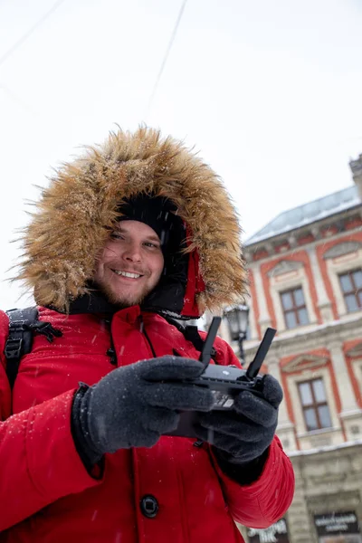 Retrato Hombre Adulto Joven Capucha Con Piel Plaza Ciudad Invierno — Foto de Stock