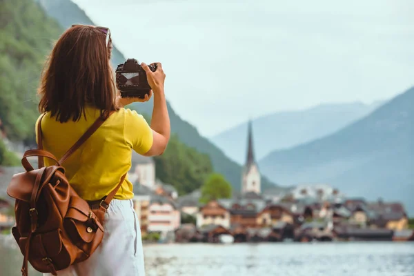 Mujer Pie Playa Mirando Espacio Copia Ciudad Hallstatt — Foto de Stock