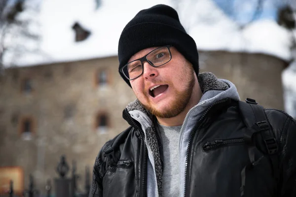 Baard Man Bril Maakt Gezicht Buiten Winter Hoed — Stockfoto