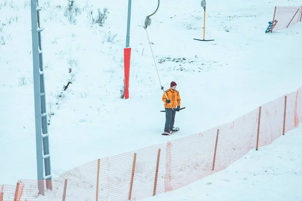 Άνθρωπος Στο Snowboard Χρησιμοποιώντας Ζυγό Ανελκυστήρα Για Πάρει Κορυφή Του — Φωτογραφία Αρχείου