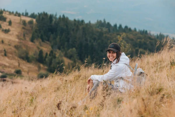 Donna Seduta Terra Guardando Montagne Escursionismo Concetto Stagione Autunnale — Foto Stock