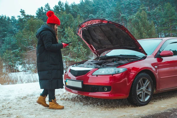 Mujer Pidiendo Ayuda Con Coche Averiado Carretera Invierno Detenido Borde — Foto de Stock