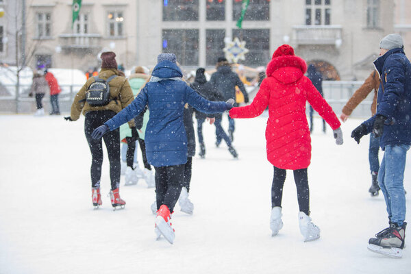 Львов, Украина - 4 января 2019 года: люди на лыжном катке зимние мероприятия снежная погода
