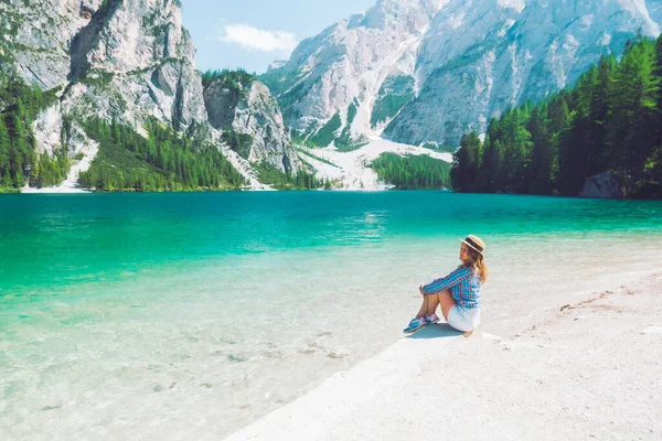 Frau Sitzt Strand Des Bergsees Sommer Saison Malerische Landschaft Blick — Stockfoto