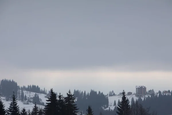 Landschap Uitzicht Besneeuwde Winterbergen Klein Dorp — Stockfoto