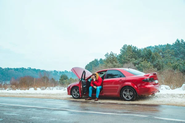 Homem Sentado Carro Pedir Ajuda Quebrar Pista Inverno Viagem Rodoviária — Fotografia de Stock