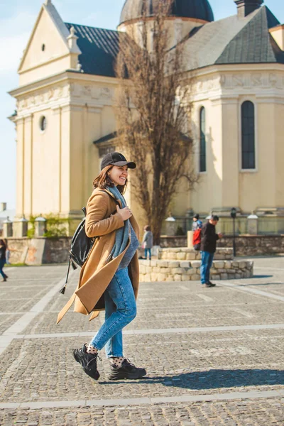Νέα Όμορφη Μοντέρνα Γυναίκα Περπάτημα Καφέ Παλτό Από Δρόμο Της — Φωτογραφία Αρχείου