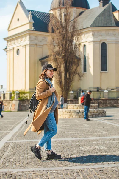 Jovem Mulher Muito Elegante Andando Casaco Marrom Pela Rua Cidade — Fotografia de Stock