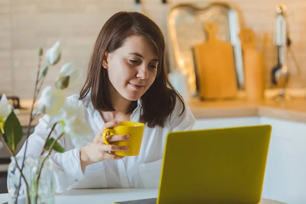 Young Pretty Caucasian Woman Talking Phone Sitting Front Laptop Kitchen — Stock Photo, Image