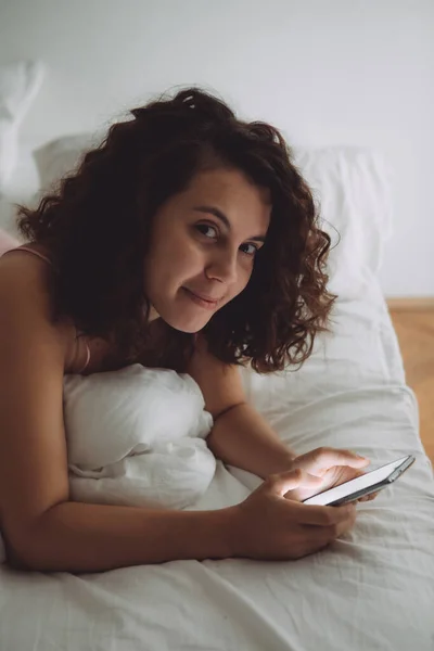 Junge Hübsche Frau Mit Lockigem Haar Bett Mit Telefon Häuslichen — Stockfoto