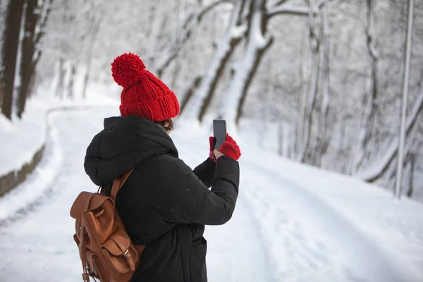 Kvinna Vinter Outfit Promenader Genom Snöig Park Väg Bild Telefon — Stockfoto