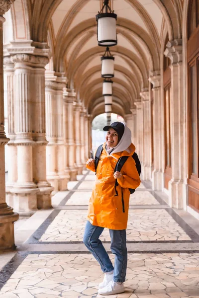 Žena Turista Chůze Batohem Žlutém Plášti Město Turistika Kopírovat Prostor — Stock fotografie