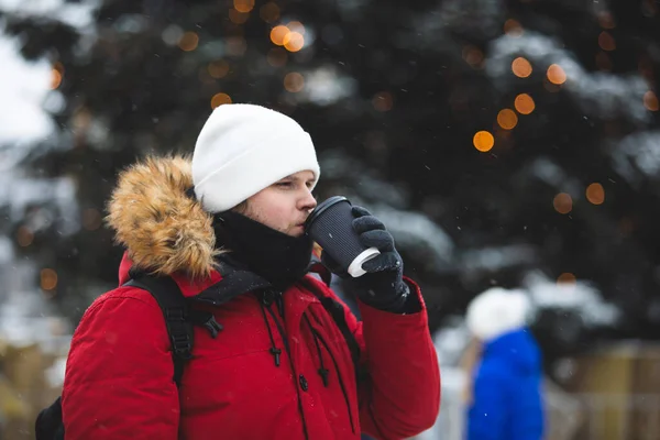 Mann Freien Trinkt Kaffee Aus Pappbecher Winterzeit Wärmt Roten Mantel — Stockfoto