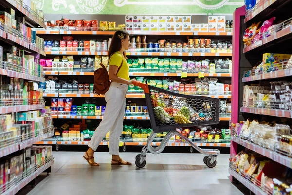 Mulher Com Compras Entre Loja Prateleira Espaço Cópia — Fotografia de Stock