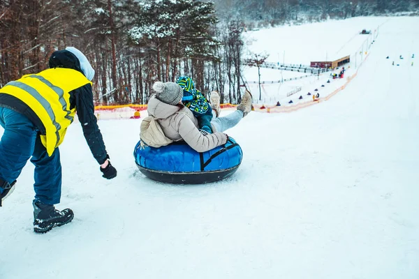 Львов Украина Января 2019 Года Семейная Поездка Снежному Холму Снежной — стоковое фото