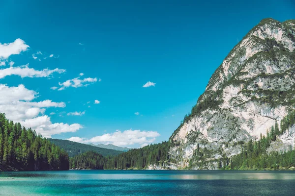 Krajina Pohled Jezero Hory Pozadí Letní Sezóna Slunečný Den — Stock fotografie