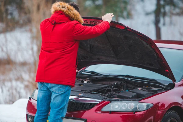 Mann Öffnete Motorhaube Panne Der Autobahn Versicherungshilfe Kopierraum — Stockfoto