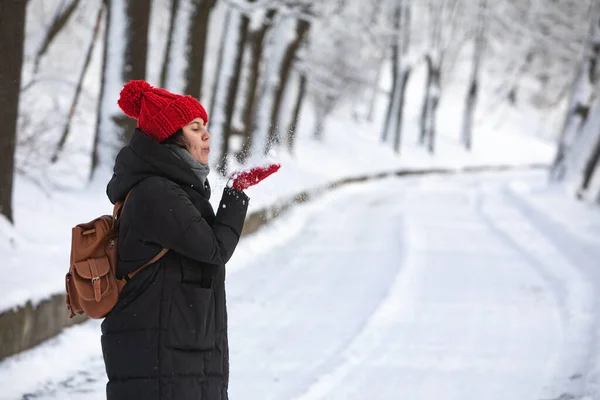 Jovem Mulher Sorridente Bonita Casaco Inverno Com Chapéu Vermelho Parque — Fotografia de Stock