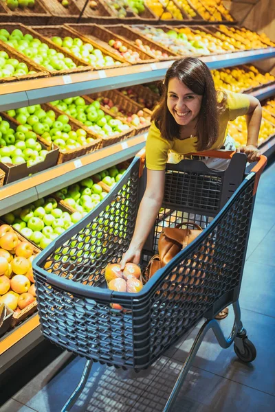 Młody Piękny Dorosły Kobieta Robić Zakupy Sklep Spożywczy Kupowanie Jabłko — Zdjęcie stockowe
