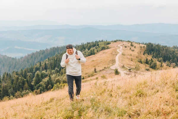 Uomo Con Zaino Escursionismo Autunno Montagne Copiare Spazio — Foto Stock