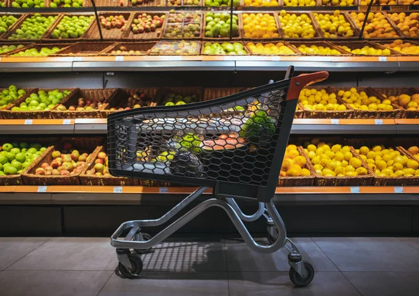 Einkaufswagen Der Mitte Des Bildregals Mit Orangen Und Äpfeln Auf — Stockfoto