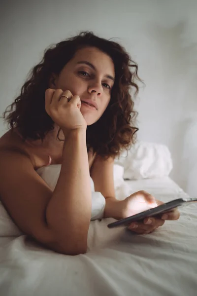 Junge Hübsche Frau Mit Lockigem Haar Bett Mit Telefon Häuslichen — Stockfoto