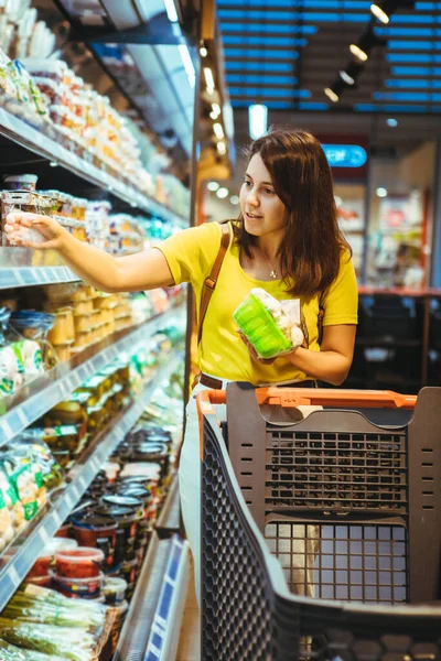 Joven Bastante Adulto Mujer Hacer Compras Tienda Comestibles Estilo Vida — Foto de Stock
